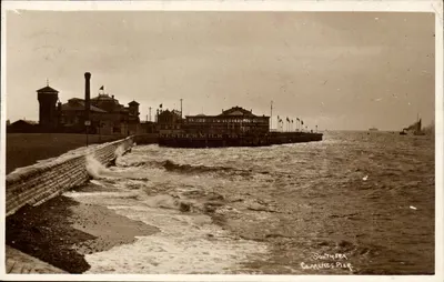 Southsea Clarence Pier — vista do cais com edifício Nestlé's Milk — editor desconhecido