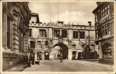 Stonebow, Lincoln — passagem com relógio — Carta de Valentim, Dundee & Sons Ltd.