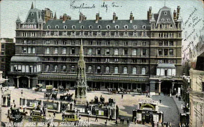 Charing Cross Hotel and Station, Londres — visão do hotel e da estação com monumento central — editor não visível