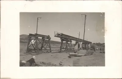 Trabalhos de construção — canteiro de obras ferroviário — editor não identificado