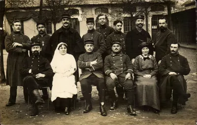 Groupe de soldats et infirmières — Hôpital temporaire n°35 à Saint-Léonard — Carte postale
