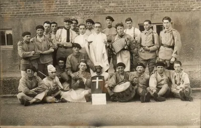Clerckaton (Noyon-Gaul) — groupe de soldats et un prêtre — éditeur inconnu, n° de série non visible