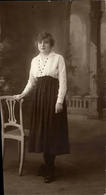 Jovem mulher — estúdio — Carta postal