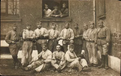Groupe de soldats — devant un bâtiment — sans éditeur ni numéro visible