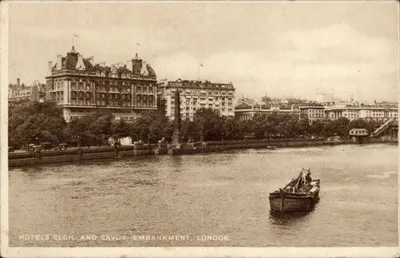 Hotéis Cecil and Savoy, Embankment, Londres — vista do rio com barco — texto impresso embaixo