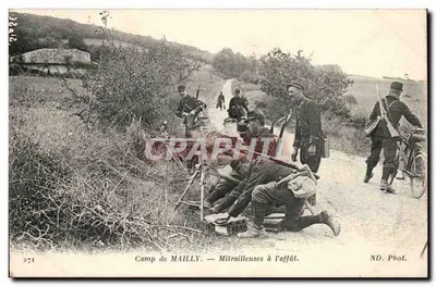 Camp de MAILLY — Mitraillleuses à l'affût — ND. Phot.
