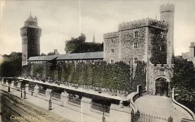 Castelo de Cardiff — vista do castelo com torres e muralha — W.H.S.&S. Londres