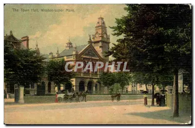 A Prefeitura, Weston-super-Mare — vista do edifício com carruagem e passantes — editor não visível