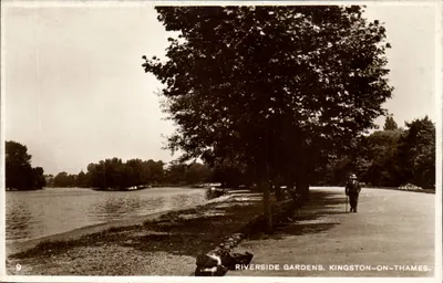 Jardins Riverside, Kingston-on-Thames — vista da margem do rio com um passeante — série 9