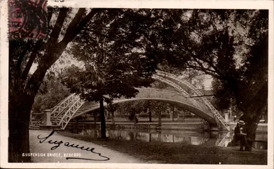 Ponte Suspensa, Bedford — vista do ponte suspensa em um parque — editor 'Real Photographs' série 'Books Cath Chemists'