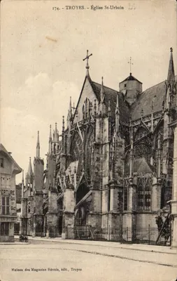 Troyes - Igreja de São Urbano — vista do edifício gótico com editor Maison des Magasins Réunis