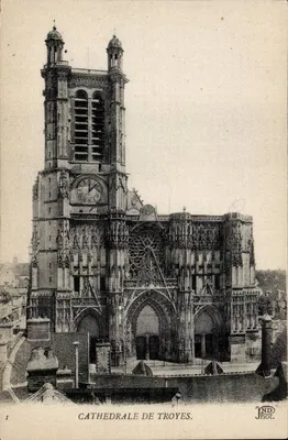 Catedral de Troyes — vista da fachada e das torres — JND Fot.