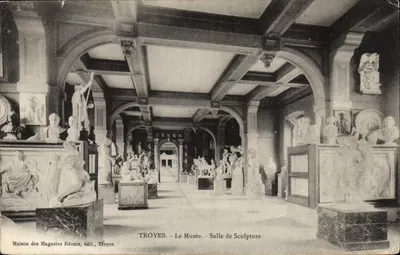 Troyes - O Museu - Sala de Escultura — Maison des Magasins Réunis, editor, Troyes