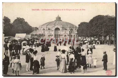 Troyes - O Boulevard Gambetta e o Cirque em um dia de festa — editor Prunelard, Troyes