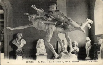 Troyes — Le Musée « Les Coureurs », par A. Boucher — ND. Phot.