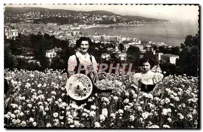 Duas jovens mulheres em um campo de flores — vista de Nice — L. Gilletta & C°, Nice