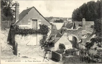 O Velho Montbazon — Vista do vilarejo com casa e arco — LL