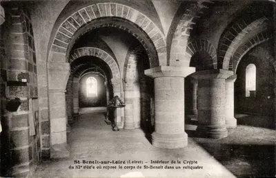 St-Benoît-sur-Loire (Loiret) — Interior da Cripta do Século XI onde repousa o corpo de St-Benoît em um relicário