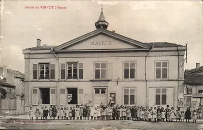 Mairie de VIGNOT (Meuse) — grupa dzieci przed budynkiem — Silianne Polycarpe, wyd., Commercy