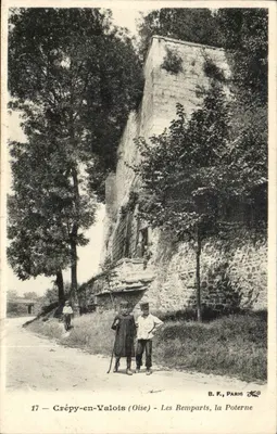 Crépy-en-Valois (Oise) — Os Muros, a Porta de Serviço — B. F., Paris, n°17