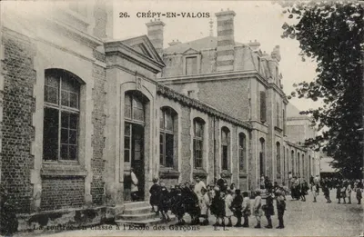 Crépy-en-Valois — A volta às aulas na Escola dos Meninos — E.L.