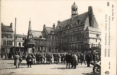 NOYON - Grand Place - L'Hôtel de Ville