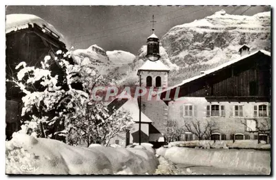 Servoz (Haute-Savoie) — A Igreja e a Chaîne des Fiz — Fotografia Verdadeira