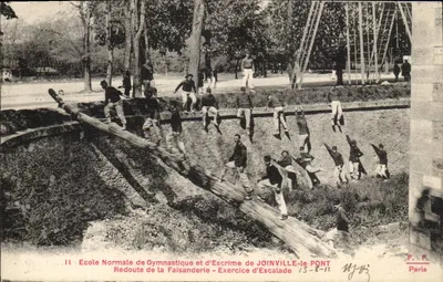 Escola Normal de Ginástica e Esgrima de JOINVILLE-LE-PONT — Exercício de Escalada — F. F. Paris