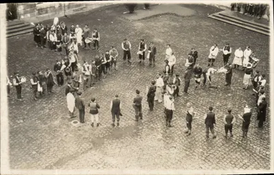 Dança folclórica — Praça pavimentada — n° 12345