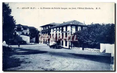 Ascaïn (B.P.I.) — O Fronton de Pelotte basque, no fundo, o Hotel Etehola. M. D.