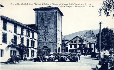 Ascain (B-P) — Piazza da Igreja — Aldeia onde Pierre Loti se inspirou e escreveu a odisséia basca "Ramuncho". M.D.