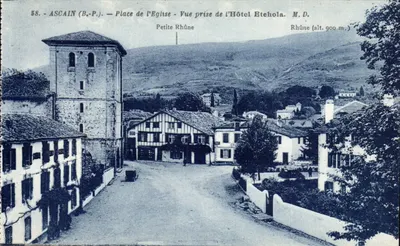 Ascaïn (B.-P.) — Praça da Igreja — Vista tirada do Hotel Etehola — M. D.