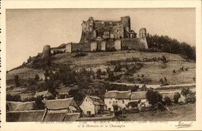 Murols - A Vista do Castelo (fachada Renascentista) e o Hameau de la Chassagne — Ideal