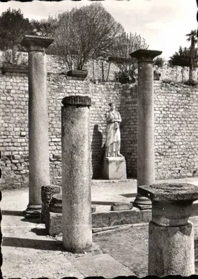 Vaison-la-Romaine — Portique de Pompée e estátua de Sabina — 92-32