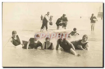 Grupo de banhistas na praia — editor não identificado