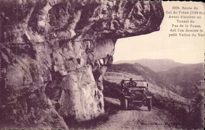 Rodovia do Col du Frêne (1164 m.) — Antes de chegar ao túnel do Pas de la Fosse, onde se domina o pequeno Vallon du Var — Photo Grimaldi Chambery, n° 2909