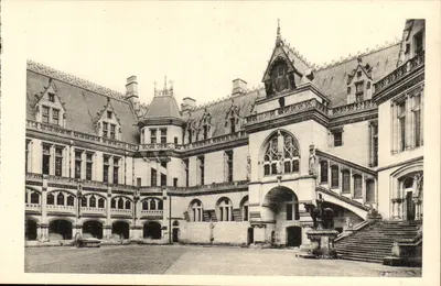 Château de Pierrefonds — Cour d'Honneur — Édition des Monuments Historiques
