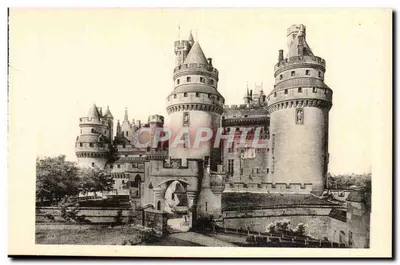 Château de Pierrefonds — Tours Jules César et Charlemagne — Édition des Monuments Historiques