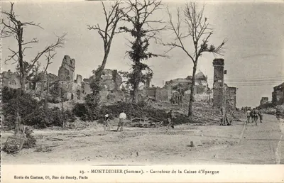 Montdidier (Somme) — Cruzeiro da Caixa de Poupança — Escola de Cinema, 66, Rue de Bondy, Paris