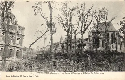 Montdidier (Somme) — A Caixa de Poupança e a Igreja do Santo Sepulcro — Escola de Cinema, 63 Rue de Bondy, Paris
