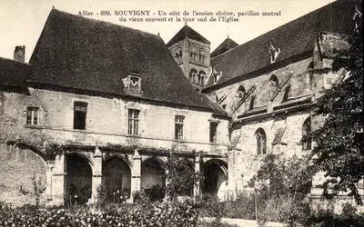 SOUVIGNY - Um lado do antigo claustro, pavilhão central do antigo convento e a torre sul da Igreja — Allier - 690