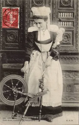 Mulher em traje bretão — fiando à huppe — C.B.D. Pont-Aven, Concarneau, Bosporden