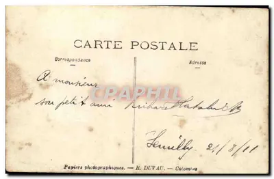 Groep mannen in kleding van de tijd — voor een gebouw — R. Duvau, Colombes — Achterkant