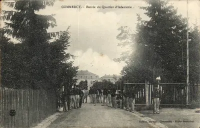 Commercy - Entrada do Quartel de Infantaria — Thénot, livreiro, Commercy - Foto Bachelart