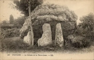 Poitiers — O Dolmen da Pierre-Levee — LL