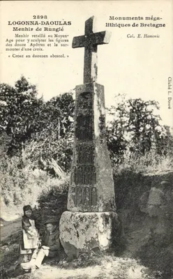 Logonna-Daoulas — Menhir de Rünglé com cruz — Col. E. Hamonic, n° 2898