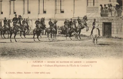 Saumur — Reprise de saltadores em liberdade — curveta — Excerto do Álbum de Equitação da Escola de Cavalaria — C. Charier, editor, Saumur (237e mille) 1903