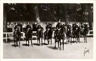 Saumur (Maine-et-Loire) — Um grupo de cavaleiros da escola de cavalaria — Éditions d'Art Martel, Paris, n° B.2400