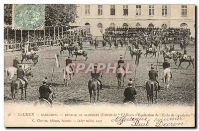 Saumur — Carrousel — Reprise de sauteurs — Extrait de l'Album d'Équitation de l'École de Cavalerie — C. Charier, éditeur, Saumur — (237e mille) 1903