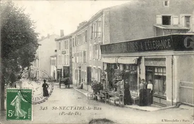 St-Nectaire-le-Bas — rue commerçante avec boutique de robes et manteaux — L'Hirondelle, Paris